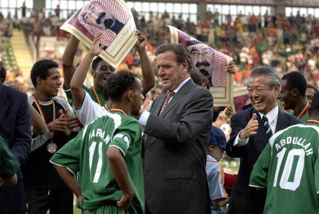 Saudi Arabien ist INAS FID Weltmeister 2006 - Gerhard Schröder (SPD, Mitte) überreicht zwischen Bildern von König Abdullah Bin Abdel Aziz Medaillen Fußball Länderspiel Herren INAS FID WM 2006 für Menschen mit Behinderung, geistig Behinderte, behindert, geistige, Vdig Gruppe people, Politik Leverkusen Freude, Fußball Länderspiel Herren INAS FID WM 2006 für Menschen mit Behinderung, geistig Behinderte, behindert, geistige, Vdig Gruppe people, Politik Leverkusen Freude,