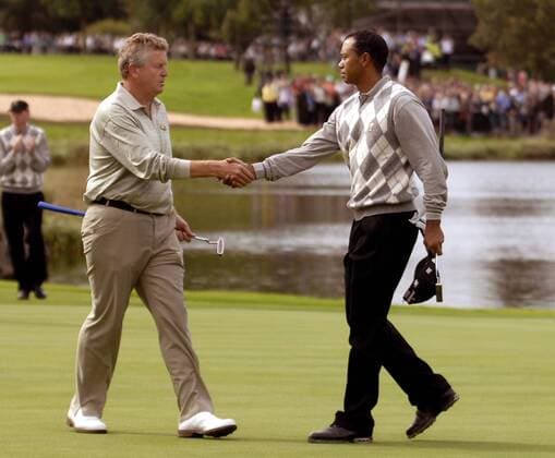 Colin Montgomerie (Team Europe, li.) und Eldrick Tiger Woods (Team USA) - Shake hands -  (STR20060722012) Golf Herren Ryder Cup 2006, Rydercup Gruppe Straffan Golf Herren Ryder Cup 2006, Rydercup Gruppe Straffan