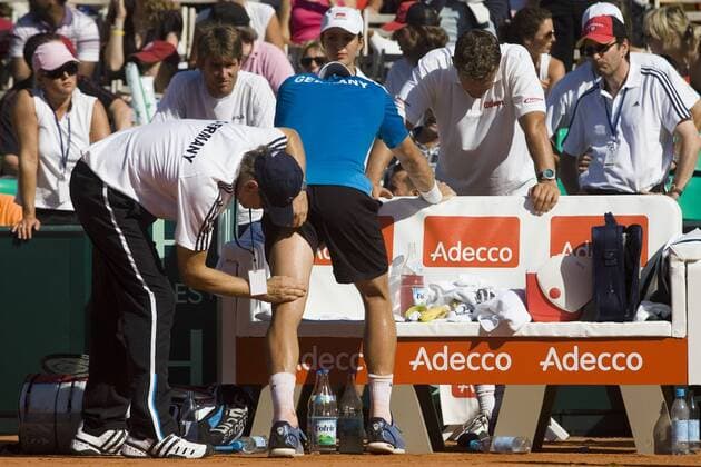 Thomas Haas wird behandelt, daneben Teamchef Patrik Kühnen (re., beide Deutschland) enttäuscht Tennis Herren Davis Cup 2006, Daviscup, Relegation, Sand, Sandplatz, Sandplatztennis, Sandplatzturnier Gruppe Düsseldorf Tennis Herren Davis Cup 2006, Daviscup, Relegation, Sand, Sandplatz, Sandplatztennis, Sandplatzturnier Gruppe Düsseldorf