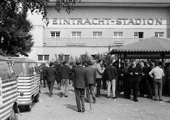 Fußball, Stadiongeschichte Eintracht Braunschweig Auf dem Vorplatz des Eintracht Stadions können sich die Fans noch eine Kunath Bratwurst schmecken lassen Fußball 1. BL Herren Saison 1966 1967, Eintracht Braunschweig, Vneg, Vsw Totale Eintracht Stadion, Stadion an der Hamburger Straße Braunschweig Fußball 1. BL Herren Saison 1966 1967, Eintracht Braunschweig, Vneg, Vsw Totale Eintracht Stadion, Stadion an der Hamburger Straße Braunschweig