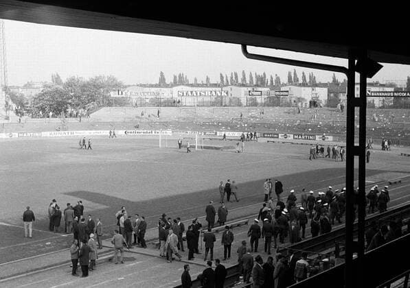 Fußball, Stadiongeschichte Eintracht Braunschweig Das fast leere Braunschweiger Eintracht Stadion nach Spielende Fußball 1. BL Herren Saison 1966 1967, Eintracht Braunschweig, Vneg, Vsw Totale Eintracht Stadion, Stadion an der Hamburger Straße Braunschweig Fußball 1. BL Herren Saison 1966 1967, Eintracht Braunschweig, Vneg, Vsw Totale Eintracht Stadion, Stadion an der Hamburger Straße Braunschweig