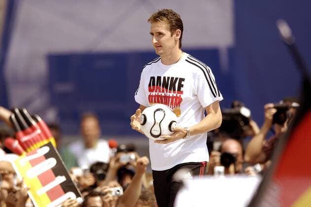Miroslav Klose (Deutschland) während der Abschlußparty auf der FIFA Fanmeile in Berlin Fußball WM Herren WM 2006, Nationalteam, Fanfest, Fan Fest, Party, Danke Fans, Abschlußfest, Abschiedsfest, Abschied Einzelbild Straße des 17. Juni, Brandenburger Tor Berlin Fußball WM Herren WM 2006, Nationalteam, Fanfest, Fan Fest, Party, Danke Fans, Abschlußfest, Abschiedsfest, Abschied Einzelbild Straße des 17. Juni, Brandenburger Tor Berlin