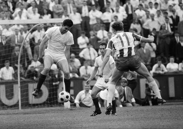Hans Hülsmann (li., SW Essen) und Reinhardt Lindner (re., Hertha) springen um die Wette, Ulrich Braun (SW Essen) schaut zu Fußball Herren Stadtliga Berlin 1966 1967, Regionalliga West, ETB Schwarz Weiß Essen - Hertha BSC Berlin 3:2 Gruppe Essen Dynamik, Fußball Herren Stadtliga Berlin 1966 1967, Regionalliga West, ETB Schwarz Weiß Essen - Hertha BSC Berlin 3:2 Gruppe Essen Dynamik,