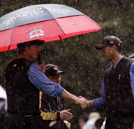 Eldrick Tiger Woods (re.) und Jim Furyk (beide Team USA) - shakehands im strömenden Regen -  (STR2006092304) Golf Herren Ryder Cup, Rydercup 2006 Gruppe Straffan Golf Herren Ryder Cup, Rydercup 2006 Gruppe Straffan
