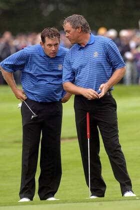 Lee Westwood (England, li.) und Darren Clarke (Nordirland beide Team Europa) besprechen etwas -  (STR200609121005) Golf Herren Ryder Cup, Rydercup 2006 Gruppe Straffan Golf Herren Ryder Cup, Rydercup 2006 Gruppe Straffan