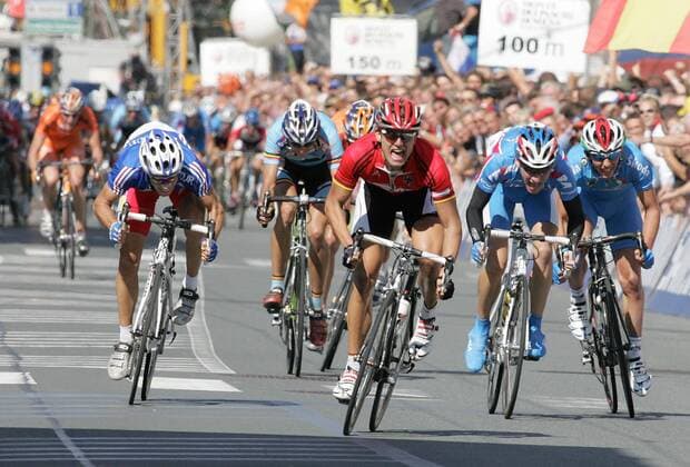 Zielsprint U23 WM 2006: Gerald Ciolek (Deutschland, Mitte) gewinnt vor Romain Feillu (Frankreich, li.) und Alexander Khatuntsev (Rußland, 2.v.re.) Radsport WM Herren U23 WM 2006, Straßenradsport 2006, U 23, Straße, Rad, Nationaltrikot, Nachwuchs, Junioren, Vdig Gruppe Salzburg Dynamik, Anstrengung, Spannung, Radsport WM Herren U23 WM 2006, Straßenradsport 2006, U 23, Straße, Rad, Nationaltrikot, Nachwuchs, Junioren, Vdig Gruppe Salzburg Dynamik, Anstrengung, Spannung,