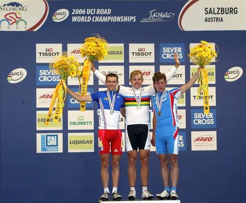 Siegerehrung U23 WM 2006: Weltmeister Gerald Ciolek (Deutschland, Mitte) gewinnt vor Romain Feillu (Frankreich, li.) und Alexander Khatuntsev (Rußland, 2.v.re.) Radsport WM Herren U23 WM 2006, Straßenradsport 2006, U 23, Straße, Rad, Podium, Nachwuchs, Junioren, Vdig Gruppe Sponsorenwand Sponsor Werbung Liquigas Podest Salzburg, Silver Cross, Tissot, Sai, Coldiretti Freude, Radsport WM Herren U23 WM 2006, Straßenradsport 2006, U 23, Straße, Rad, Podium, Nachwuchs, Junioren, Vdig Gruppe Sponsorenwand Sponsor Werbung Liquigas Podest Salzburg, Silver Cross, Tissot, Sai, Coldiretti Freude,