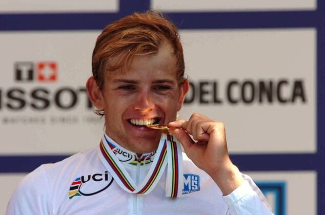 Gerald Ciolek (Deutschland) wird U23 Straßen Weltmeister 2006 - Echtheitsprüfung der Goldmedaille auf der Siegerehrung - Radsport WM Herren U23 WM 2006, Straßenradsport 2006, U 23, Straße, Rad, Nachwuchs, Junioren, Vdig Porträt Regenbogentrikot, Weltmeistertrikot, Salzburg Freude, Radsport WM Herren U23 WM 2006, Straßenradsport 2006, U 23, Straße, Rad, Nachwuchs, Junioren, Vdig Porträt Regenbogentrikot, Weltmeistertrikot, Salzburg Freude,