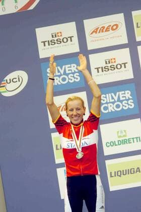 Trixi Worrack (Deutschland) freut sich über Silber bei der WM 2006 - Radsport WM Damen WM 2006, Straßenradsport, Straße, Rad, Nationaltrikot, Schriftzug, UCI, Vdig Einzelbild Sportartikelhersteller, Sportartikel Salzburg, Uhr, Uhren, Uhrenhersteller, Tissot Freude, Radsport WM Damen WM 2006, Straßenradsport, Straße, Rad, Nationaltrikot, Schriftzug, UCI, Vdig Einzelbild Sportartikelhersteller, Sportartikel Salzburg, Uhr, Uhren, Uhrenhersteller, Tissot Freude,