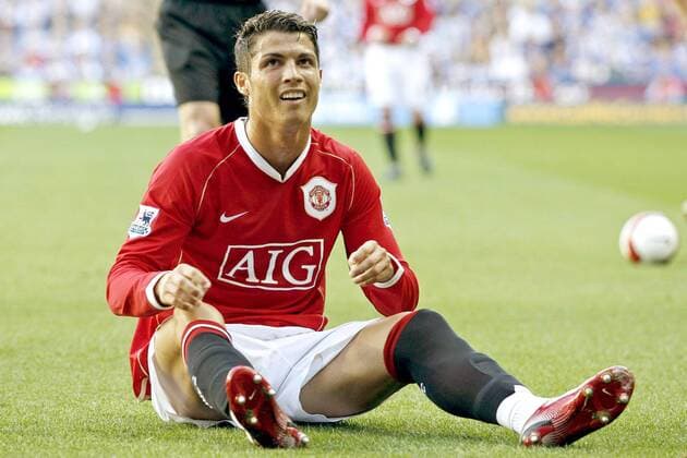 Cristiano Ronaldo (Manchester United) sitzt mit gequältem Lächeln auf dem Boden - EDITORIAL USE ONLY. No use with unauthorised audio, video, data, fixture lists, club league logos or live services. Online in-match use limited to 120 images, no video emulation. No use in betting, games or single club league player publications. Fußball Herren English Premier League 2006 2007, 1. Englische Liga, Manchester United, ManU Reading Enttäuschung, Fußball Herren English Premier League 2006 2007, 1. Englische Liga, Manchester United, ManU Reading Enttäuschung,