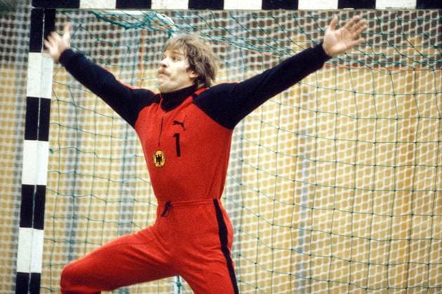 Torwart Klaus Wöller (BR Deutschland) Handball Länderspiel Herren Nationalteam 1981, Nationaltrikot, BRD Einzelbild Aufnahmedatum geschätzt Dynamik, Abwehr, Handball Länderspiel Herren Nationalteam 1981, Nationaltrikot, BRD Einzelbild Aufnahmedatum geschätzt Dynamik, Abwehr,
