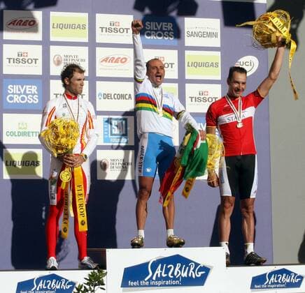 Paolo Bettini (Italien Quick Step Innergetic, Mitte) ist Weltmeister 2006 vor Erik Zabel (Deutschland Milram, re.) und Alejandro Valverde (Caisse d Epargne - Illes Balears) Radsport WM Herren Weltmeisterschaft 2006, Straßenradsport, Straße, Rad, Nationaltrikot Gruppe Salzburg Begeisterung, Freude, Radsport WM Herren Weltmeisterschaft 2006, Straßenradsport, Straße, Rad, Nationaltrikot Gruppe Salzburg Begeisterung, Freude,