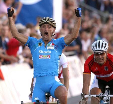 Paolo Bettini (Italien Quick Step Innergetic, li.) ist Weltmeister 2006, dahinter kommt Erik Zabel (Deutschland Milram) ins Ziel Radsport WM Herren Weltmeisterschaft 2006, Straßenradsport, Straße, Rad, Nationaltrikot Gruppe Salzburg Glück, Begeisterung, Freude, Radsport WM Herren Weltmeisterschaft 2006, Straßenradsport, Straße, Rad, Nationaltrikot Gruppe Salzburg Glück, Begeisterung, Freude,