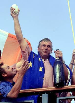 Darren Clarke (Nordirland Team Europa) hat gerade ein Guinness zum Ryder Cup Sieg 2006 auf ex getrunken und die Champagnerflasche schon in der Hand -  (STR20060924007) Golf Herren Ryder Cup 2006, Rydercup Einzelbild Straffan Freude, Golf Herren Ryder Cup 2006, Rydercup Einzelbild Straffan Freude,
