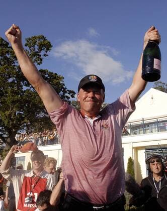 Darren Clarke (Nordirland) bejubelt den Ryder Cup Sieg 2006 des Teams Europa mit Champagner -  (STR20060724011) Golf Herren Ryder Cup 2006, Rydercup Einzelbild Straffan Freude, Golf Herren Ryder Cup 2006, Rydercup Einzelbild Straffan Freude,