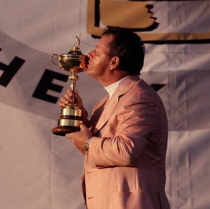 Kapitän Ian Woosnam (Wales) küßt die Trophäe für den Sieg des Teams Europa beim Ryder Cup 2006 -  (STR2006092421) Golf Herren Ryder Cup 2006, Rydercup Einzelbild Straffan Glück, Freude, Golf Herren Ryder Cup 2006, Rydercup Einzelbild Straffan Glück, Freude,