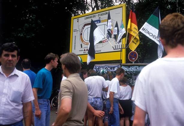 Fußball, Stadiongeschichte SG Wattenscheid 09 Fußballfans an einem Fanartikelstand vor den Toren des Wattenscheider Lohrheidestadions Fußball 1. BL Herren Saison 1990 1991, SG Wattenscheid 09 - Borussia Mönchengladbach 1:1, Gladbach Totale Lohrheide Stadion, Lohrheidestadion Wattenscheid Fußball 1. BL Herren Saison 1990 1991, SG Wattenscheid 09 - Borussia Mönchengladbach 1:1, Gladbach Totale Lohrheide Stadion, Lohrheidestadion Wattenscheid