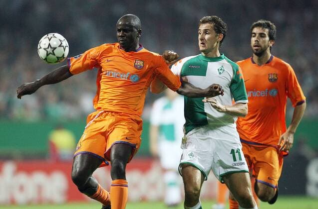 Lilian Thuram (FC Barcelona, li.) gegen Miroslav Klose (Bremen) Fußball EC 1 Herren Champions League 2006 2007, SV Werder Bremen - FC Barcelona 1:1, Barca Gruppe Bremen Dynamik, Fußball EC 1 Herren Champions League 2006 2007, SV Werder Bremen - FC Barcelona 1:1, Barca Gruppe Bremen Dynamik,