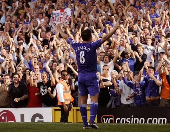 Frank Lampard (Chelsea) - Torjubel vor den enthusiastischen Fans -  Fußball Herren English Premier League 2006 2007, 1. Englische Liga, Chelsea FC London Totale o0 Interaktion London Freude, Begeisterung, Fußball Herren English Premier League 2006 2007, 1. Englische Liga, Chelsea FC London Totale o0 Interaktion London Freude, Begeisterung,