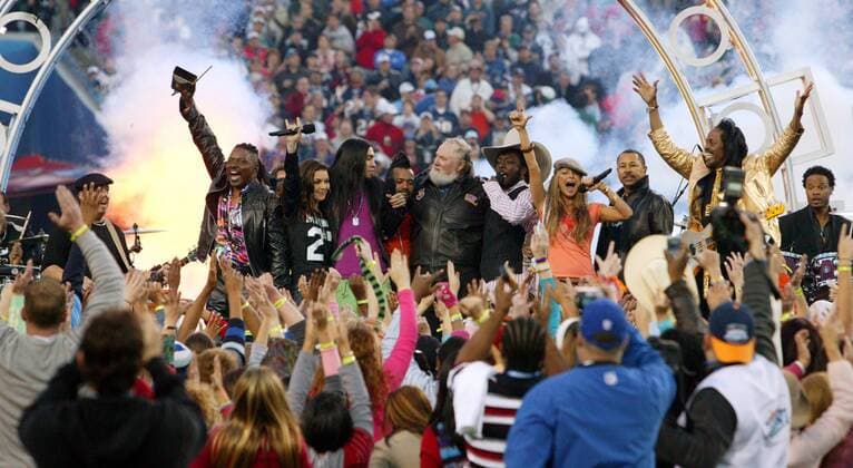 Halbzeitshow des Super Bowls 2005 mit Gretchen Wilson (2.v.li.), Charlie Daniels (4.v.li.) sowie Earth, Wind and Fire und den Black Eyes Peas -  (sbp2005020628) American Football Herren Super Bowl XXXIX, 39. Superbowl, Finale, Endspiel, Halbzeitshow, Halftime Show Showprogramm Halbzeit Totale Apl de Ap Stacy Ferguson Taboo Will I Am Verdine Jacksonville White Ralph Johnson Philip Bailey Freude, Begeisterung, American Football Herren Super Bowl XXXIX, 39. Superbowl, Finale, Endspiel, Halbzeitshow, Halftime Show Showprogramm Halbzeit Totale Apl de Ap Stacy Ferguson Taboo Will I Am Verdine Jacksonville White Ralph Johnson Philip Bailey Freude, Begeisterung,