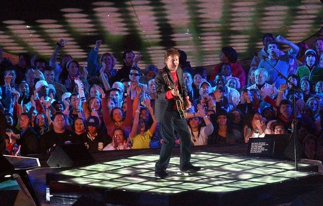 Sänger Paul McCartney (Großbritannien) tritt in der Halbzeit des Super Bowls 2005 auf -  (sbp20050206128) American Football Herren Super Bowl XXXIX, 39. Superbowl, Finale, Endspiel, Halbzeitshow, Halftime Show Showprogramm Halbzeit Einzelbild Jacksonville Freude, American Football Herren Super Bowl XXXIX, 39. Superbowl, Finale, Endspiel, Halbzeitshow, Halftime Show Showprogramm Halbzeit Einzelbild Jacksonville Freude,