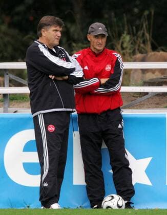 Trainer Hans Meyer (Nürnberg, li.) schaut sich zusammen mit Trainerkollege Peter Zeidler (Nürnberg II) das Geschehen an Fußball 1. BL Herren Saison 2006 2007, 1. FC Nürnberg, Training Gruppe Nürnberg Skepsis Fußball 1. BL Herren Saison 2006 2007, 1. FC Nürnberg, Training Gruppe Nürnberg Skepsis
