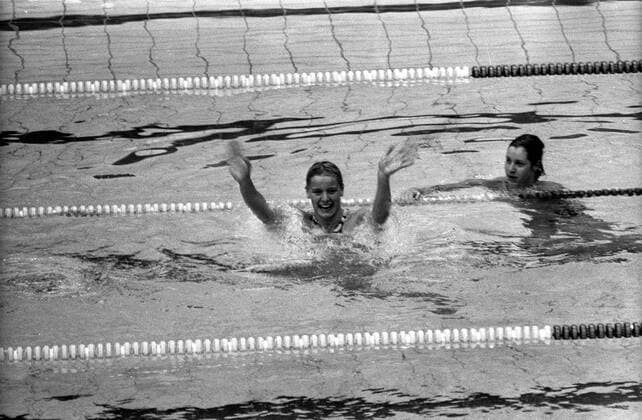 Olympiasiegerin Kornelia Ender (li.) jubelt, daneben Claudia Hempel (beide DDR) Schwimmen OS Sommer Damen Olympische Spiele 1976, Sommerspiele Gruppe Montreal Freude, Schwimmen OS Sommer Damen Olympische Spiele 1976, Sommerspiele Gruppe Montreal Freude,