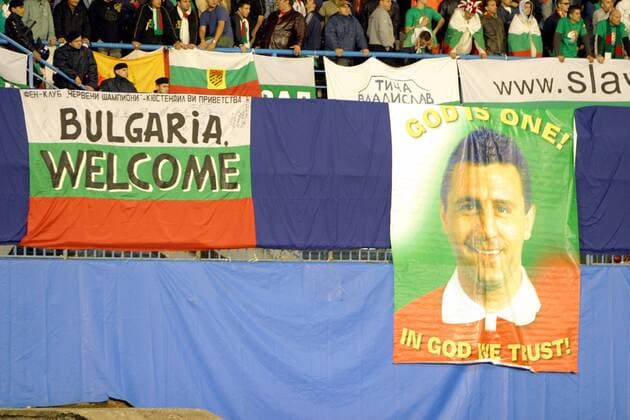 Bulgarische Fans verehren ihren Nationaltrainer Hristo Stoichkov und erklären ihn quasi zum Fußballgott -  Fußball Länderspiel Herren WM Qualifikation 2004, Nationalteam, Trainer, Coach, Nationalcoach, Bulgarien, Vdig Totale Abbild, Bildnis, Schriftzug Zagreb Fußball Länderspiel Herren WM Qualifikation 2004, Nationalteam, Trainer, Coach, Nationalcoach, Bulgarien, Vdig Totale Abbild, Bildnis, Schriftzug Zagreb