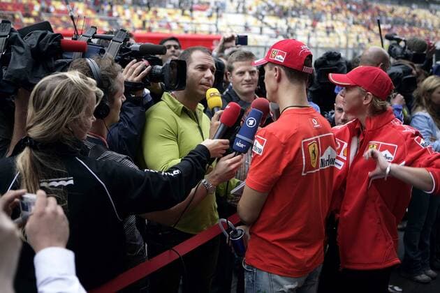 Michael Schumacher (Ferrari, Mitte) im Interview mit RTL Reporter Kai Ebel (li.), daneben Schumachers Pressesprecherin Sabine Kehm (re., alle Deutschland) Motorsport Grand Prix Herren Großer Preis von China 2006, Formel 1 Weltmeisterschaft, F1, F, GP, WM, Qualifying Gruppe Shanghai Motorsport Grand Prix Herren Großer Preis von China 2006, Formel 1 Weltmeisterschaft, F1, F, GP, WM, Qualifying Gruppe Shanghai