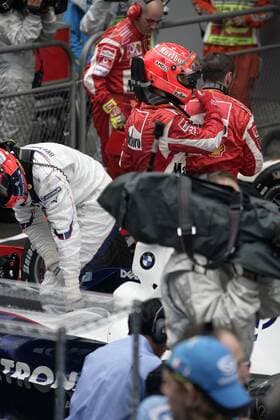 Michael Schumacher (Deutschland Ferrari, re.) im Parc Ferme Motorsport Grand Prix Herren Großer Preis von China 2006, Formel 1 Weltmeisterschaft, F1, F, GP, WM, Qualifying Einzelbild Shanghai Motorsport Grand Prix Herren Großer Preis von China 2006, Formel 1 Weltmeisterschaft, F1, F, GP, WM, Qualifying Einzelbild Shanghai