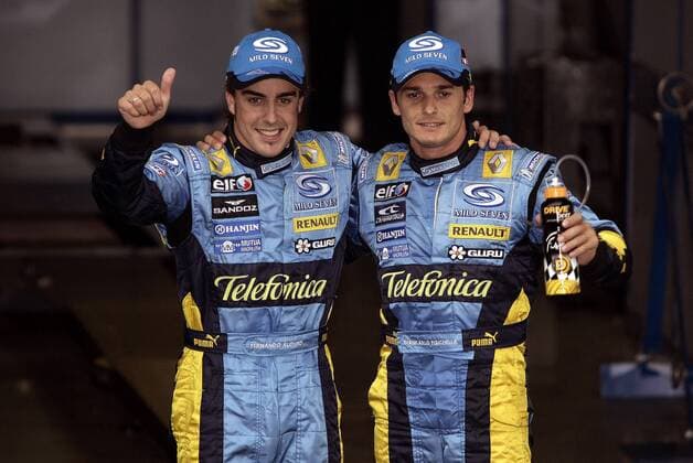 Fernando Alonso (Spanien, li.) freut sich über seine Pole Position, Giancarlo Fisichella (Italien beide Renault) startet beim GP von China 2006 von Startplatz zwei Motorsport Grand Prix Herren Großer Preis von China 2006, Formel 1 Weltmeisterschaft, F1, F, GP, WM, Qualifying Gruppe Shanghai Freude, Motorsport Grand Prix Herren Großer Preis von China 2006, Formel 1 Weltmeisterschaft, F1, F, GP, WM, Qualifying Gruppe Shanghai Freude,