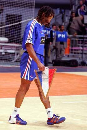 Jackson Richardson (Frankreich) nachdenklich mit dem Wimpel -  (pan8238) Handball WM Herren Weltmeisterschaft 2005, Länderspiel, Nationalteam, Nationaltrikot Einzelbild Rades Nachdenklichkeit, Handball WM Herren Weltmeisterschaft 2005, Länderspiel, Nationalteam, Nationaltrikot Einzelbild Rades Nachdenklichkeit,  