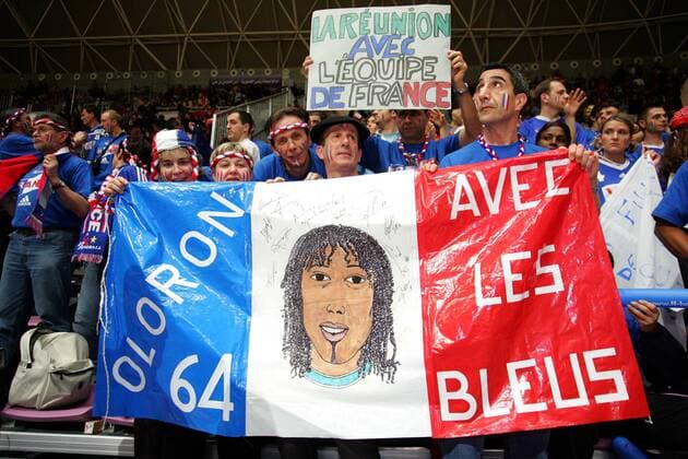 Französische Fans mit einer Nationalfahne mit dem Konterfei von Jackson Richardson -  (pan8238) Handball WM Herren Weltmeisterschaft 2005, Länderspiel, Nationalteam, französischer, Frankreich Gruppe o0 Fanverehrung Verehrung Idol Rades Handball WM Herren Weltmeisterschaft 2005, Länderspiel, Nationalteam, französischer, Frankreich Gruppe o0 Fanverehrung Verehrung Idol Rades  