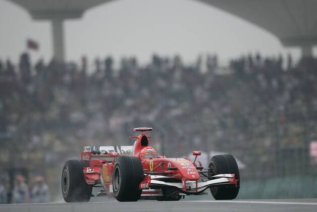 Michael Schumacher (Deutschland Ferrari) in seinem Boliden Motorsport Grand Prix Herren Großer Preis von China 2006, Formel 1 Weltmeisterschaft, F1, F, GP, WM, Qualifying Einzelbild Shanghai Motorsport Grand Prix Herren Großer Preis von China 2006, Formel 1 Weltmeisterschaft, F1, F, GP, WM, Qualifying Einzelbild Shanghai