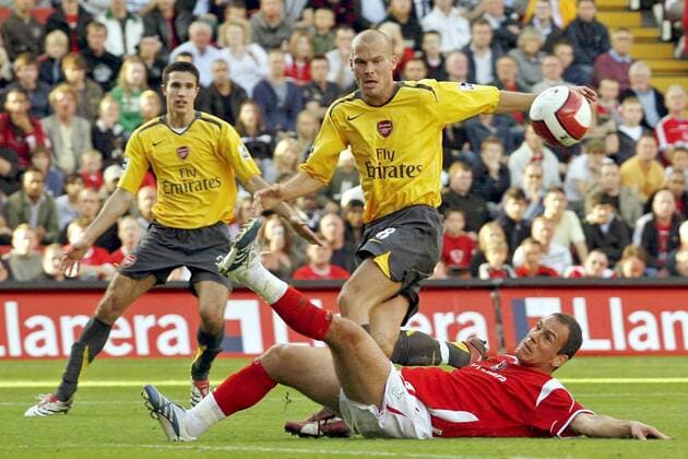 Radostin Kishishev (Charlton, re.) klärt vor Fredrik Ljungberg (Arsenal) - EDITORIAL USE ONLY. No use with unauthorised audio, video, data, fixture lists, club league logos or live services. Online in-match use limited to 120 images, no video emulation. No use in betting, games or single club league player publications. Fußball Herren English Premier League 2006 2007, 1. Englische Liga, Charlton Athletic - Arsenal FC London 1:2 Gruppe London Dynamik, Fußball Herren English Premier League 2006 2007, 1. Englische Liga, Charlton Athletic - Arsenal FC London 1:2 Gruppe London Dynamik,