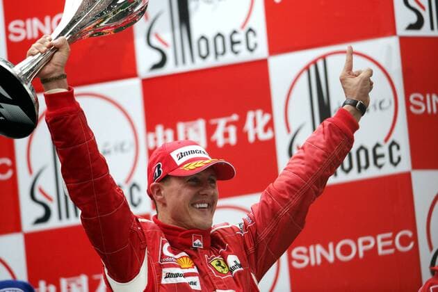 Siegerehrung Großer Preis von China 2006 - Sieger Michael Schumacher (Deutschland Ferrari) präsentiert die Trophäe Motorsport Grand Prix Herren Großer Preis von China 2006, Formel 1 Weltmeisterschaft, F1, F, GP, WM Einzelbild Shanghai Freude, Motorsport Grand Prix Herren Großer Preis von China 2006, Formel 1 Weltmeisterschaft, F1, F, GP, WM Einzelbild Shanghai Freude,