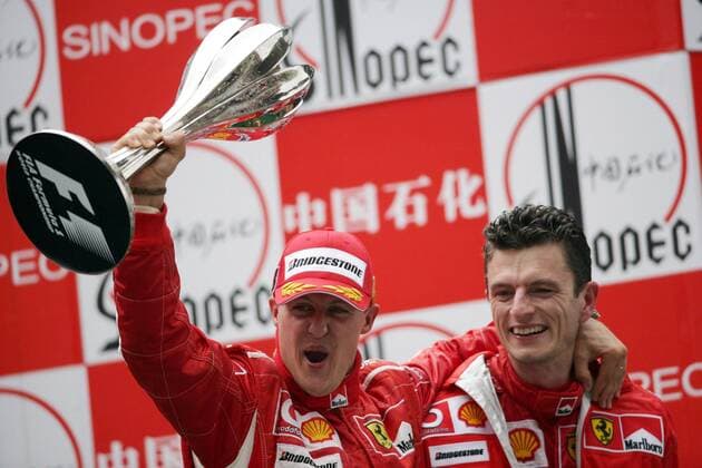 Siegerehrung Großer Preis von China 2006 - Sieger Michael Schumacher (Deutschland, li.) und Renningenieur Chris Dyer (Australien beide Ferrari) präsentieren die Trophäe Motorsport Grand Prix Herren Großer Preis von China 2006, Formel 1 Weltmeisterschaft, F1, F, GP, WM Gruppe Shanghai Freude, Motorsport Grand Prix Herren Großer Preis von China 2006, Formel 1 Weltmeisterschaft, F1, F, GP, WM Gruppe Shanghai Freude,