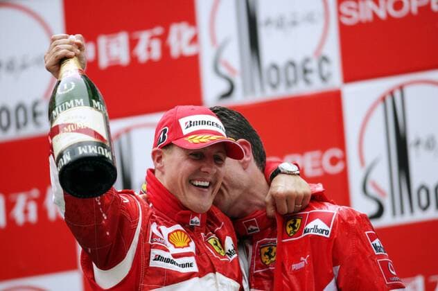 Michael Schumacher (Deutschland, li.) und Renningenieur Dyer (Australien beide Ferrari) feiern ausgelassen den Sieg beim Großen Preis von China 2006 Motorsport Grand Prix Herren Großer Preis von China 2006, Formel 1 Weltmeisterschaft, F1, F, GP, WM Gruppe Shanghai Freude, Motorsport Grand Prix Herren Großer Preis von China 2006, Formel 1 Weltmeisterschaft, F1, F, GP, WM Gruppe Shanghai Freude,