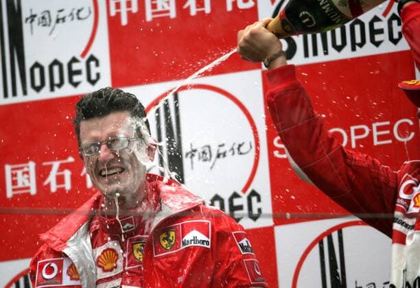 Siegerehrung Großer Preis von China 2006 - Renningenieur Chris Dyer (Australien Ferrari) bekommt als Belohnung für das reibungslos verlaufene Weltmeisterschaftsrennen eine Champagnerdusche verpasst Motorsport Grand Prix Herren Großer Preis von China 2006, Formel 1 Weltmeisterschaft, F1, F, GP, WM Einzelbild Sektspritzer, Champagnerspritzer Shanghai Freude, Motorsport Grand Prix Herren Großer Preis von China 2006, Formel 1 Weltmeisterschaft, F1, F, GP, WM Einzelbild Sektspritzer, Champagnerspritzer Shanghai Freude,