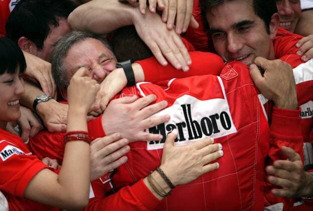 Michael Schumacher (Deutschland) wird vom Ferrariteam für seinen Sieg beim Großen Preis von China 2006 gedrückt und geherzt, u.a. Teamchef Jean Todt (li., Frankreich beide Ferrari) Motorsport Grand Prix Herren Großer Preis von China 2006, Formel 1 Weltmeisterschaft, F1, F, GP, WM Gruppe Shanghai Glück Freude, Begeisterung, Motorsport Grand Prix Herren Großer Preis von China 2006, Formel 1 Weltmeisterschaft, F1, F, GP, WM Gruppe Shanghai Glück Freude, Begeisterung,