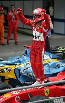 Michael Schumacher (Deutschland Ferrari) steigt nach der Ankunft im Parc Ferme auf seinen Boliden und bejubelt sein Sieg beim Großen Preis von China 2006 Motorsport Grand Prix Herren Großer Preis von China 2006, Formel 1 Weltmeisterschaft, F1, F, GP, WM Einzelbild Shanghai Freude, Begeisterung, Motorsport Grand Prix Herren Großer Preis von China 2006, Formel 1 Weltmeisterschaft, F1, F, GP, WM Einzelbild Shanghai Freude, Begeisterung,