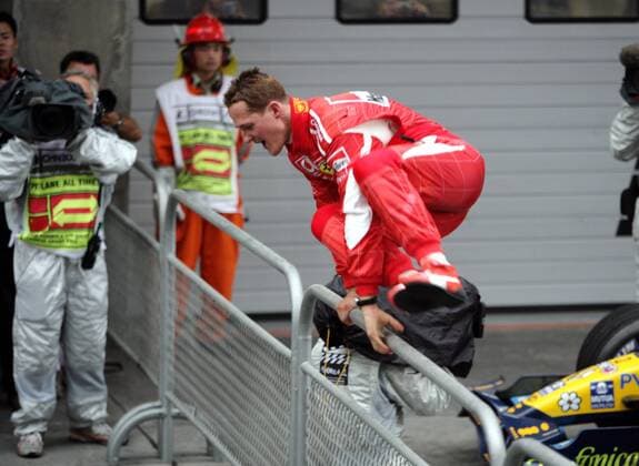 Michael Schumacher (Deutschland Ferrari) hat, nach dem Sieg beim Großen Preis von China 2006, die nötige Leichtigkeit und überspringt aus dem Stand den Zaun des Parc Ferme Motorsport Grand Prix Herren Großer Preis von China 2006, Formel 1 Weltmeisterschaft, F1, F, GP, WM Einzelbild Shanghai Freude, Begeisterung, Motorsport Grand Prix Herren Großer Preis von China 2006, Formel 1 Weltmeisterschaft, F1, F, GP, WM Einzelbild Shanghai Freude, Begeisterung,