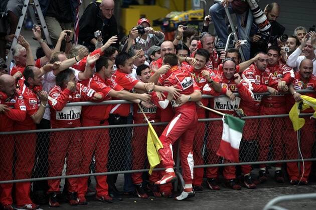 Michael Schumacher (Deutschland Ferrari, Mitte) wird von seinem Team für seinen Sieg beim Großen Preis von China 2006 gefeiert Motorsport Grand Prix Herren Großer Preis von China 2006, Formel 1 Weltmeisterschaft, F1, F, GP, WM Totale Shanghai Freude, Begeisterung Motorsport Grand Prix Herren Großer Preis von China 2006, Formel 1 Weltmeisterschaft, F1, F, GP, WM Totale Shanghai Freude, Begeisterung