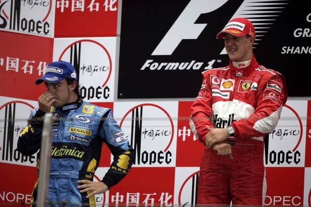 Michael Schumacher (Deutschland Ferrari, re.) gewinnt den Großen Preis von China 2006 vor Fernando Alonso ( Spanien Renault) Motorsport Grand Prix Herren Großer Preis von China 2006, Formel 1 Weltmeisterschaft, F1, F, GP, WM Gruppe Shanghai Freude, Enttäuschung Motorsport Grand Prix Herren Großer Preis von China 2006, Formel 1 Weltmeisterschaft, F1, F, GP, WM Gruppe Shanghai Freude, Enttäuschung