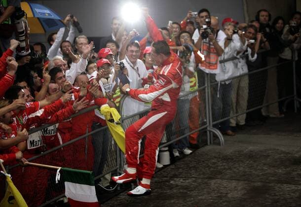 Michael Schumacher (Deutschland Ferrari) wird vom Ferrariteam für seinen Sieg beim Großen Preis von China 2006 gefeiert Motorsport Grand Prix Herren Großer Preis von China 2006, Formel 1 Weltmeisterschaft, F1, F, GP, WM Totale Shanghai Freude, Begeisterung, Motorsport Grand Prix Herren Großer Preis von China 2006, Formel 1 Weltmeisterschaft, F1, F, GP, WM Totale Shanghai Freude, Begeisterung,