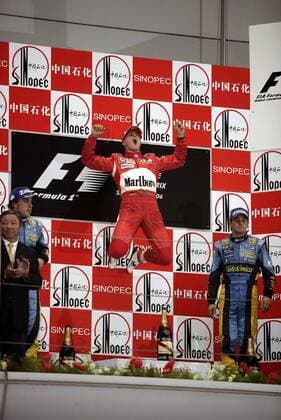 Siegerehrung Großer Preis von China 2006 - Sieger Michael Schumacher (Deutschland Ferrari, Mitte) macht einen Freudensprung, daneben Giancarlo Fisichella (Italien, re.) und Fernando Alonso (Spanien beide Renault) Motorsport Grand Prix Herren Großer Preis von China 2006, Formel 1 Weltmeisterschaft, F1, F, GP, WM Gruppe Shanghai Höhe, Freude, Begeisterung, Enttäuschung Motorsport Grand Prix Herren Großer Preis von China 2006, Formel 1 Weltmeisterschaft, F1, F, GP, WM Gruppe Shanghai Höhe, Freude, Begeisterung, Enttäuschung