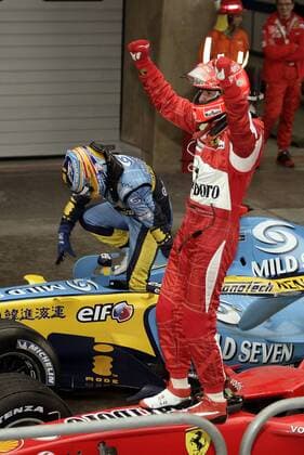 GP von China: Michael Schumacher (Deutschland Ferrari, vorn) feiert seinen Sieg, während der enttäuschte Fernando Alonso (Spanien Renault) aus seinem Boliden steigt Motorsport Grand Prix Herren Großer Preis von China 2006, Formel 1 Weltmeisterschaft, F1, F, GP, WM Gruppe Shanghai Freude, Enttäuschung Motorsport Grand Prix Herren Großer Preis von China 2006, Formel 1 Weltmeisterschaft, F1, F, GP, WM Gruppe Shanghai Freude, Enttäuschung