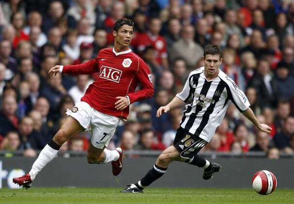 Cristiano Ronaldo (Manchester United, li.) gegen James Milner (Newcastle) - EDITORIAL USE ONLY. No use with unauthorised audio, video, data, fixture lists, club league logos or live services. Online in-match use limited to 120 images, no video emulation. No use in betting, games or single club league player publications. Fußball Herren English Premier League 2006 2007, 1. Englische Liga, Manchester United - Newcastle United 2:0, ManU Gruppe Manchester Dynamik, Fußball Herren English Premier League 2006 2007, 1. Englische Liga, Manchester United - Newcastle United 2:0, ManU Gruppe Manchester Dynamik,