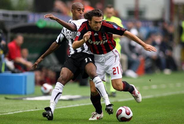 Andrea Pirlo (Milan, re.) gegen Abdoulay Konko (Siena) -  Fußball Herren Serie A 2006 2007, 1. Italienische Liga, AC Mailand - AC Siena 0:0 Gruppe Mailand Dynamik, Fußball Herren Serie A 2006 2007, 1. Italienische Liga, AC Mailand - AC Siena 0:0 Gruppe Mailand Dynamik,