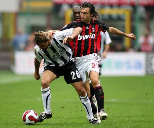Andrea Pirlo (Milan, re.) gegen Tomas Locatelli (Siena) -  Fußball Herren Serie A 2006 2007, 1. Italienische Liga, AC Mailand - AC Siena 0:0 Gruppe Mailand Dynamik, Fußball Herren Serie A 2006 2007, 1. Italienische Liga, AC Mailand - AC Siena 0:0 Gruppe Mailand Dynamik,